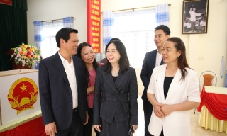 Phó Chủ tịch UBND tỉnh Lê Xuân Lợi kiểm tra công tác bầu cử tại xã Sơn Động và Yên Định